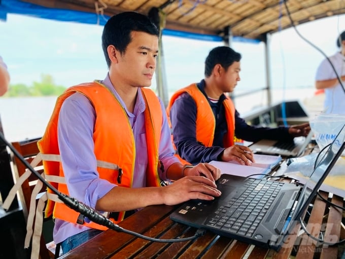 Cán bộ kỹ thuật tính lượng bùn cát đổ về sông Hậu và sông Tiền. Ảnh: Lê Hoàng Vũ.