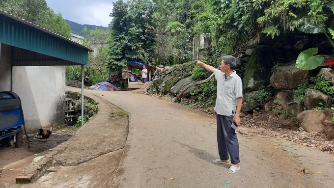 nguoi-dan-ong-dan-toc-thieu-so-mang-duong-ve-thon-ban-111418_602.jpg Ông Lý Văn Linh giới thiệu con đường được bê tông hóa dẫn đến khu sản xuất. Ảnh: Viết Cường.