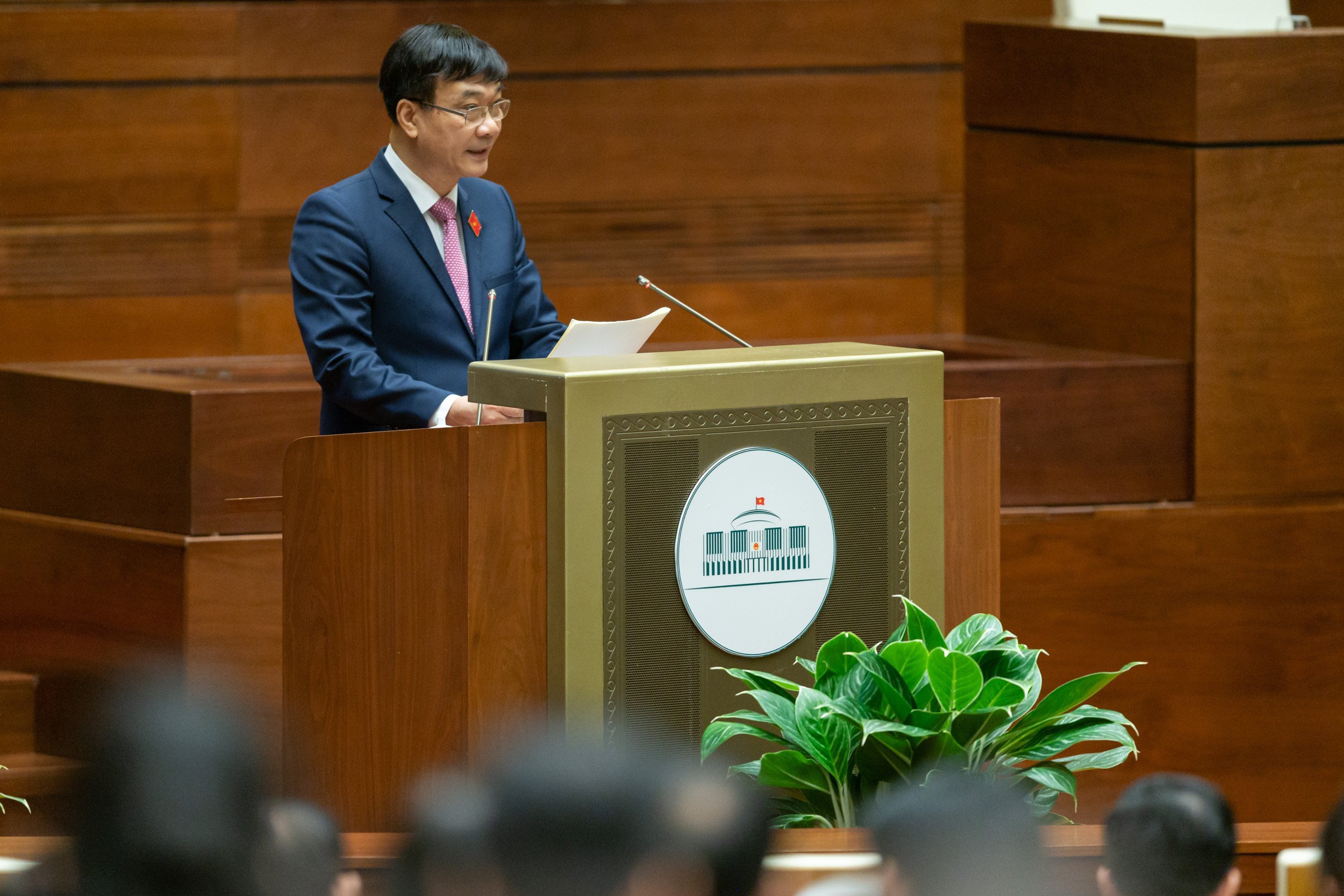 vu-hong-thanh-110820_361.jpg Chủ nhiệm Ủy ban Kinh tế Vũ Hồng Thanh trình bày Báo cáo thẩm tra dự án Luật Đất đai sửa đổi. Ảnh: Quốc hội.