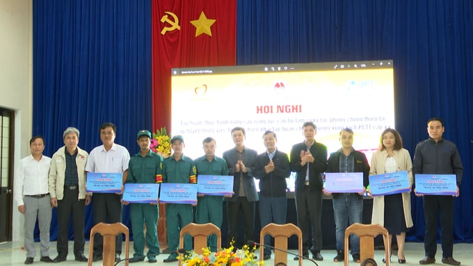 397_0396mxf01_26_13_23still002-125007_229.jpg Ban Chỉ đạo Quốc gia về phòng chống thiên tai cũng trao tặng trang thiết bị cho một số Đội xung kích phòng chống thiên tai.