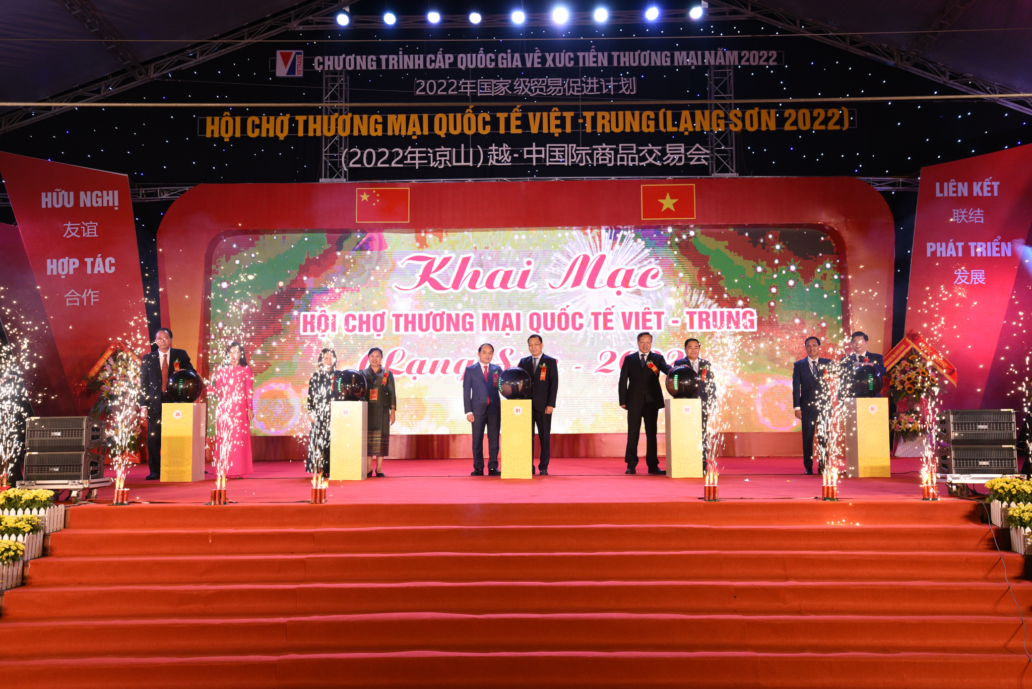khai-mac-hoi-cho-thuong-mai-quoc-te-viet-trung-2022-230015_889.jpg Các đại biểu bấm nút khai mạc hội chợ thương mại tối 2/11. Ảnh: Tùng Đinh.