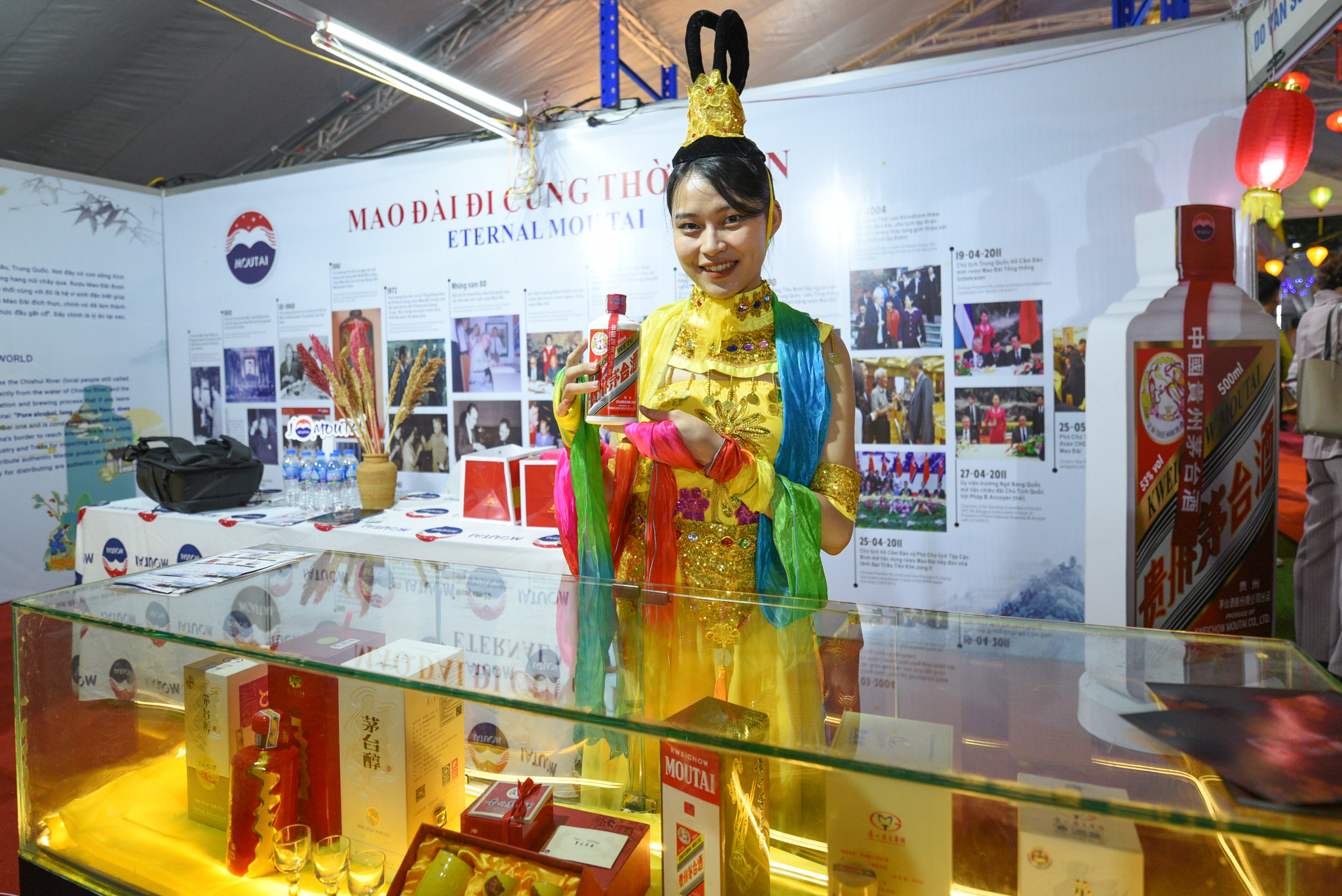 khai-mac-hoi-cho-thuong-mai-quoc-te-viet-trung-2022-230327_578.jpg Sản phẩm rượu Mao Đài của Trung Quốc trưng bài tại hội chợ. Ảnh: Tùng Đinh.