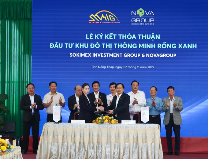 Đại diện hai Tập đoàn ký kết hợp tác với sự chứng kiến của lãnh đạo tỉnh Đồng Tháp và lãnh đạo 2 bên.