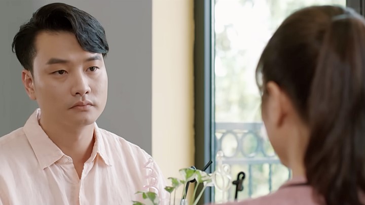 Thông gia ngõ hẹp tập 14: Phan thông báo cho Linh biết việc mẹ anh bị bệnh. Ảnh chụp màn hình