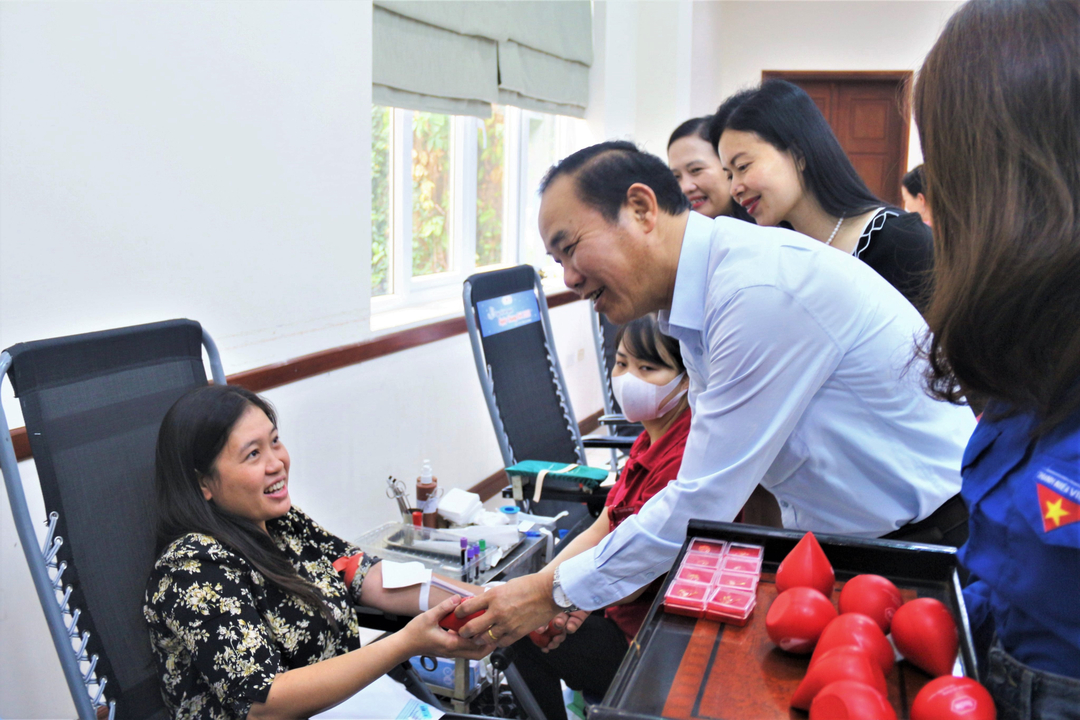 36bec204c83d0e63572c-104504_158.jpg Thứ trưởng Bộ NN-PTNT Phùng Đức Tiến có mặt tại sự kiện và trao quà kỉ niệm cho các tình nguyện viên hiến máu.