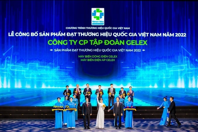 anh-1-5-085612_162.jpg Đại diện Tập đoàn GELEX nhận biểu trưng Thương hiệu Quốc gia Việt Nam năm 2022.