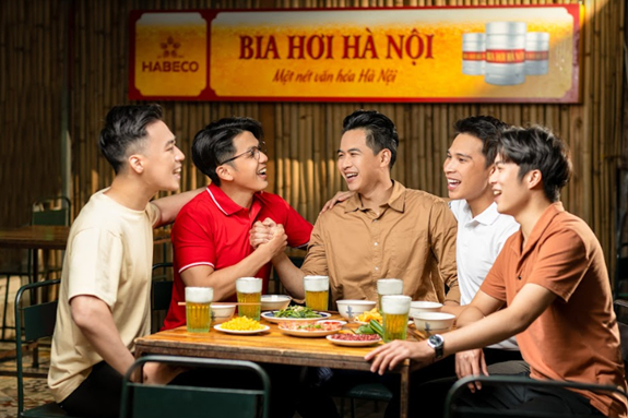 Những vị khách 'sành' luôn tìm đến quán Bia hơi Hà Nội của HABECO để cảm nhận nét văn hóa nguyên bản.