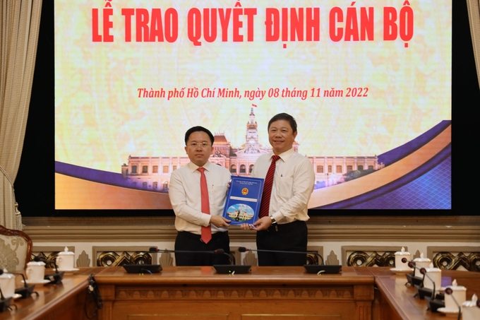 dieu-dong-ong-tu-luong-pho-giam-doc-so-tt-tt-tphcm-nhan-cong-tac-tai-vtv-102552_91.jpg Phó Chủ tịch UBND TP. HCM Dương Anh Đức đã trao quyết định điều động cho ông Từ Lương (bên trái). Ảnh: BTC.