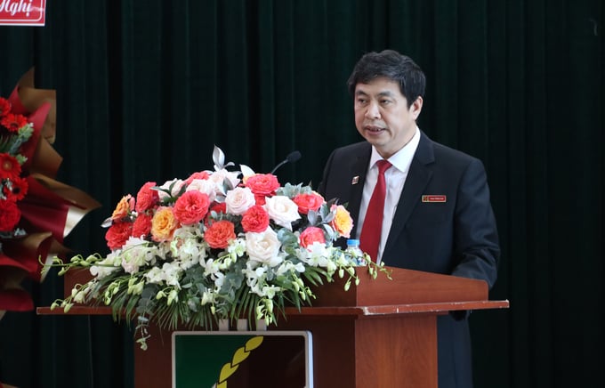img_7310-145823_964.jpg Ông Phạm Thông Thái, Chủ tịch Công đoàn cơ sở Agribank Đắk Lắk báo cáo công tác công đoàn năm 2021. Ảnh: Quang Yên.