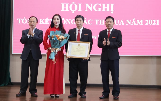 img_7340-150225_289.jpg Công đoàn cơ sở Agribank Đắk Lắk được Công đoàn Ngân hàng Việt Nam tặng bằng về tập thể có thành tích xuất sắc trong phong trào thi đua lao động giỏi và xây dựng tổ chức Công vững mạnh năm 2021 và Giải Ba khu vực về chuyên đề thương hiệu. Ảnh: Quang Yên.