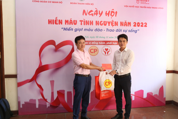 img_9614-2-125329_864.jpg Ông Nguyễn Văn Bắc, Chủ tịch công đoàn Công ty cổ phần Chăn nuôi C.P. Việt Nam (tay trái) - đơn vị đồng hành phối hợp tổ chức Ngày hội hiến máu 2022 chia sẻ, từ khi có chương trình hiến máu, C.P luôn đồng hành cùng Viện Huyết học - Truyền máu Trung ương, Bộ NN-PTNT, kết hợp đi cùng Đoàn Thanh niên của Bộ NN-PTNT có những chuyến thiện nguyện giúp đỡ những hoàn cảnh khó khăn trên khắp cả nước. Về chương trình hiến máu năm nay, ông Bắc đánh giá ngày hội mang ý nghĩa lớn lao, trong bối cảnh đất nước vừa trải qua thời kì dịch bệnh, thiếu thốn các trang thiết bị y tế, đặc biệt là các đơn vị máu.
