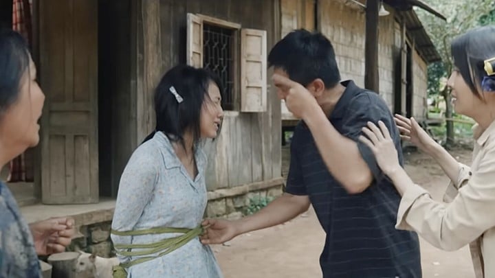 phim-me-rom-tap-4-vtv1_2-170011_752.jpg Mẹ rơm tập 4: Khoản ép Loan khai ra kẻ khiến cô có bầu. Ảnh chụp màn hình