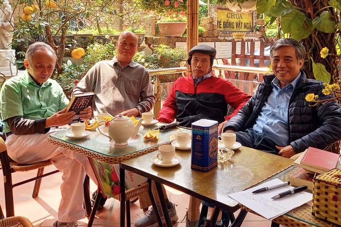 ban-van-trong-mat-ta-duy-anh-vai-net-bao-sinh-062712_400.jpg