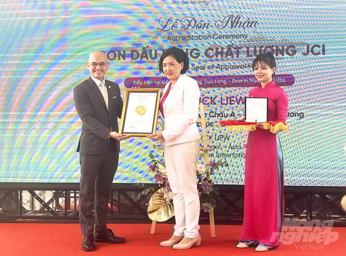 bs-nguyen-thi-ngoc-ho--tong-giam-doc-tap-doan-y-te-phuong-chau-don-nhan-chung-nhan-jci-anh-huu-duc-154730_830.jpg BS Nguyễn Thị Ngọc Hồ - Tổng Giám đốc Tập đoàn Y tế Phương Châu (giữa) đón nhận Chứng nhận JCI. Ảnh: Hữu Đức.