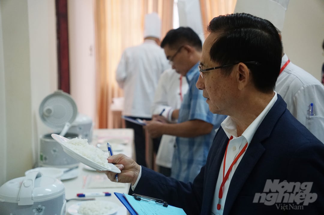 cuoc-thi-gao-ngon-viet-nam-2022-dien-ra-hoan-toan-minh-bach-151855_527.jpg Ban giám khảo chấm điểm tại Cuộc thi Gạo ngon Việt Nam 2022 ngày 4/11. Ảnh: Nguyễn Thủy.