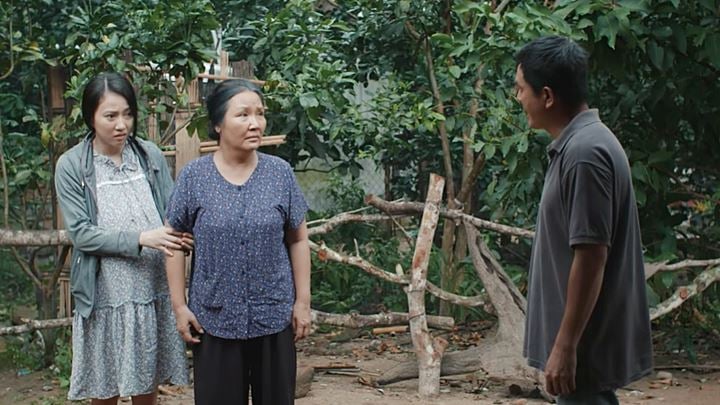 phim-me-rom-tap-7-vtv1-140718_981.jpg Mẹ rơm tập 7: Loan về thăm mẹ nhưng bị Khoản đuổi đi.Ảnh chụp màn hình