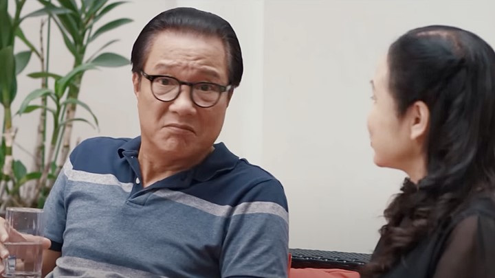 Thông gia ngõ hẹp tập 17: Ông Khôi khoe con gái đã vui hơn khi đi tình nguyện. Ảnh chụp màn hình