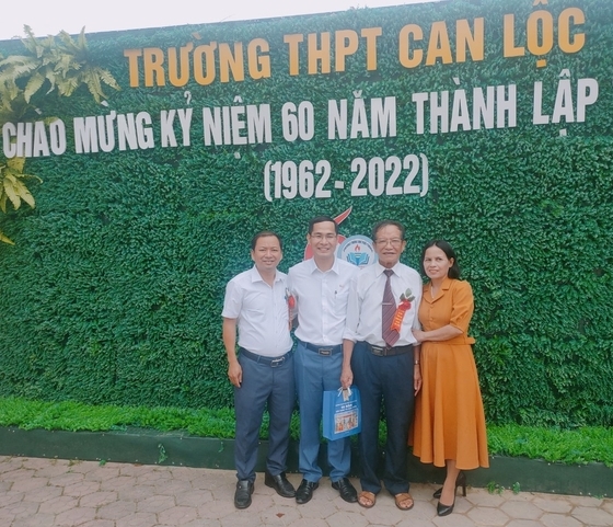Cán bộ, giáo viên và học sinh cũ trong ngày hội trường 60 năm