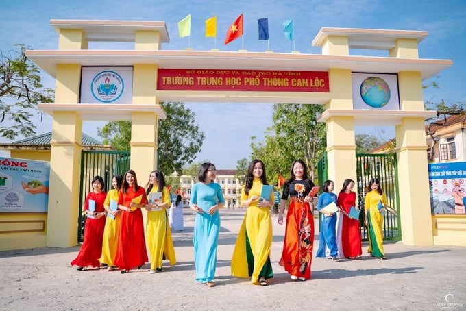 truong-thpt-can-loc-224224_995.jpg Trường có đội ngũ giáo viên, cán bộ quản lý đầy nhiệt huyết sức trẻ và năng lực tốt, tất cả vì học sinh thân yêu.