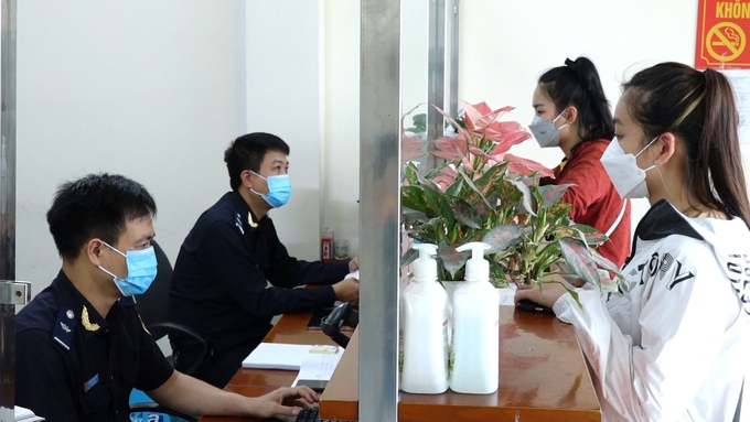 Officers of Tan Thanh Customs Branch guide businesses to carry out export procedures for agro-products. Photo: Trang Anh.
