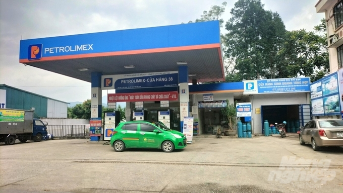 Các cửa hàng trên địa bàn thành phố Bắc Kạn hết mặt hàng dầu. Ảnh: Ngọc Tú.
