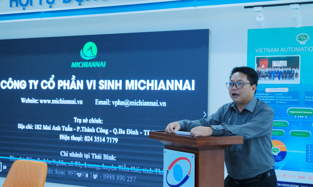 a-140836_819.jpg Viện trưởng Phạm Đình Nam nhấn mạnh tầm quan trọng của nông nghiệp hữu cơ.