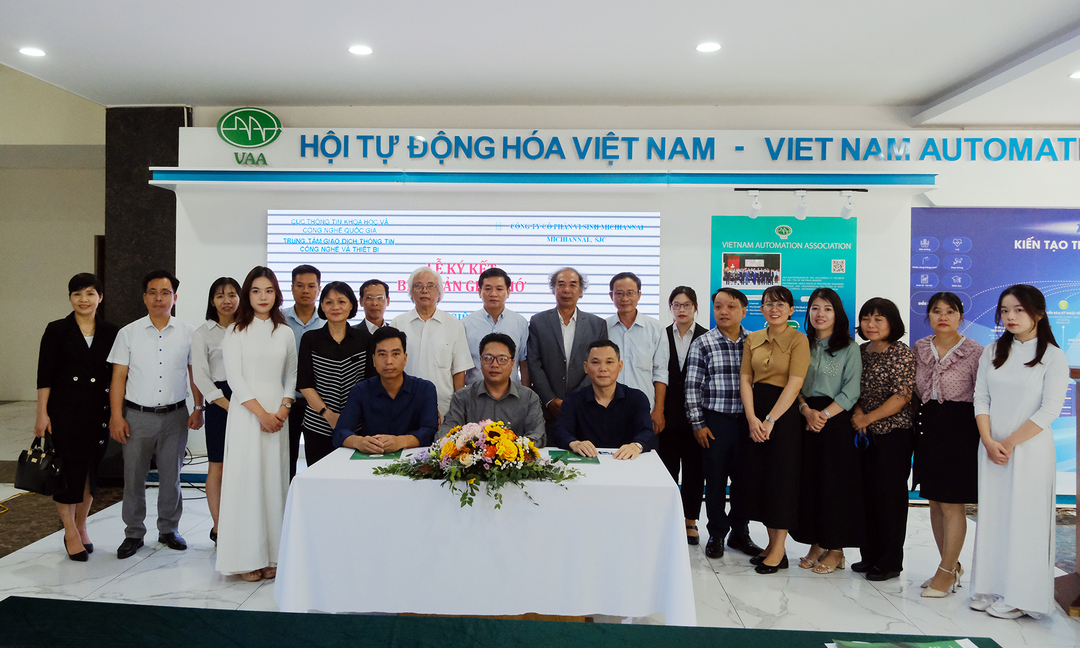 a-141756_852.jpg Các đại biểu tham dự chụp ảnh lưu niệm sau lễ ký kết.