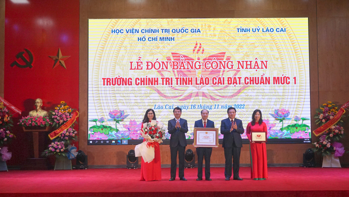 dsc06219-151448_290.jpg Lễ trao Bằng công nhận đạt chuẩn mức 1 cho Trường Chính trị tỉnh Lào Cai. Ảnh: T.L.