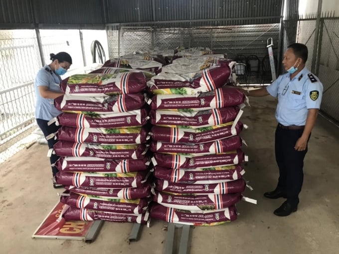 0-143114_865.jpg Cơ quan chức năng tiến hành kiểm tra và phát hiện Phân bón rễ NPK bổ sung trung vi lượng SITTO PHAT 20-20-15+1SiO2hh + TE và Phân bón NPK bổ sung trung vi lượng SITTO PHAT 14-8-6+1SiO2hh + TE không đạt chất lượng.