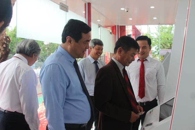 agribank-2-175209_823.jpg Lãnh đạo tỉnh Quảng Nam tham quan mô hình ngân hàng số Agribank Digital. Ảnh: H.P.