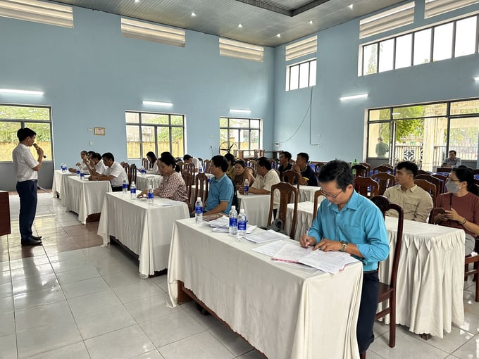 z3888898353596_1a70ab59ecd48835d8cbf6c50dbb5afa-194401_83.jpg Lãnh đạo địa phương và Văn phòng đại diện Agribank khu vực miền Trung chia sẻ những khó khăn của người dân bị ảnh hưởng bởi mưa lũ. Ảnh: AG.
