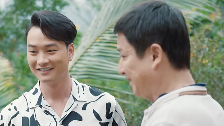 Thông gia ngõ hẹp tập 19: Ông Phúc và Phan hí hửng khi Mai có người thích. Ảnh chụp màn hình
