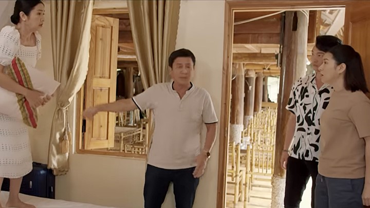Thông gia ngõ hẹp tập 19: Phan và Mai kinh ngạc khi thấy bố và cô Hồng đang ở cùng nhau. Ảnh chụp màn hình
