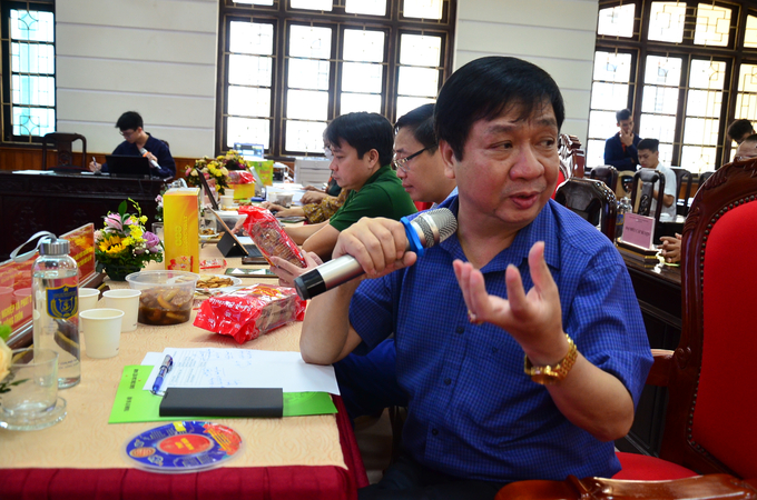 Ông Nguyễn Văn Chí, Chi cục trưởng Chi cục Phát triển nông thôn Hà Nội, Phó Chánh văn phòng Thường trực Văn phòng Điều phối nông thôn mới thành phố Hà Nội chất vấn chủ thể trong một buổi chấm điểm OCOP. Ảnh: Dương Đình Tường.