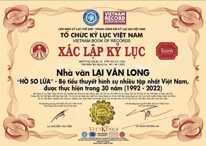 15612998_1532930377119693_6563343876786890045_n-120540_469.jpg Xác lập kỷ lục dành cho bộ tiểu thuyết 'Hồ sơ lửa'.