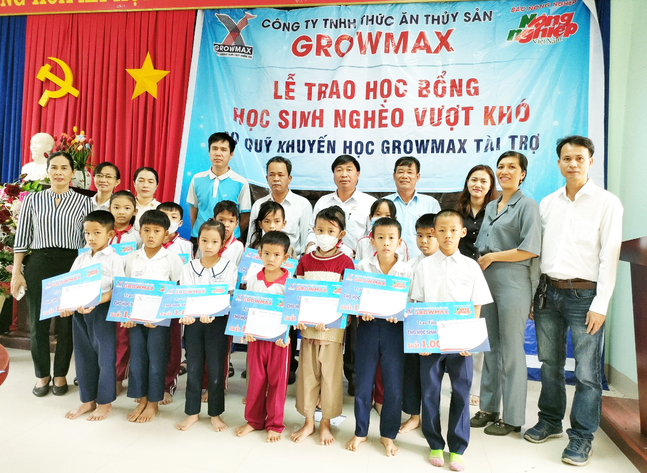 quy-khuyen-hoc-growmax-tiep-buoc-hoc-sinh-ngheo-den-truong-103859_476.jpg Quỹ khuyến học GrowMax đã trao các phần quà đến học sinh nghèo vượt khó của Trường tiểu học Sơn Mỹ 2. Ảnh: Minh Hậu.