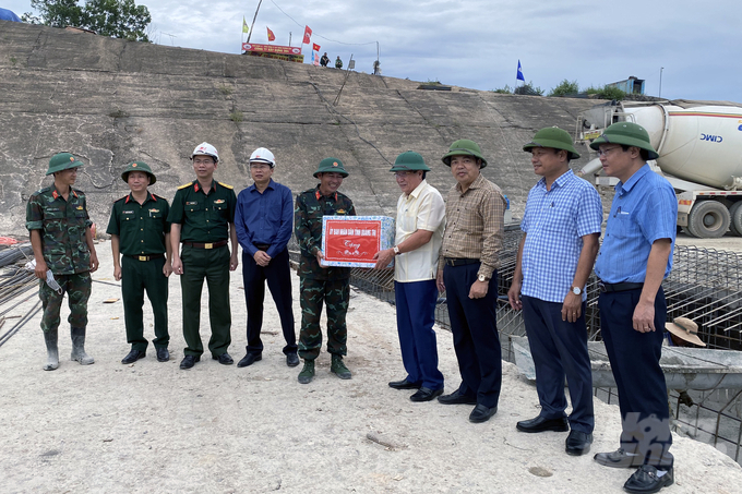 Lãnh đạo tỉnh Quảng Trị trao quà, động viên các đơn vị thi công công trình thủy lợi trên địa bàn tỉnh. Ảnh: Võ Dũng.