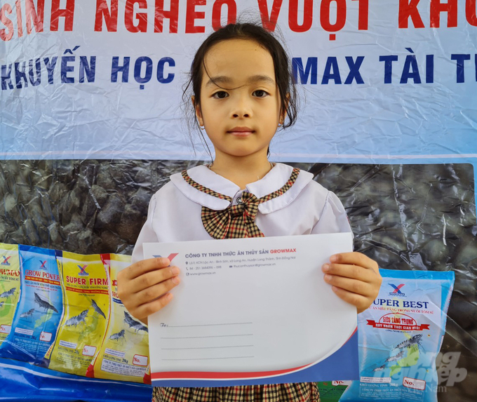 Những suất học bổng sẽ giúp các em vững tin hơn trong chặng đường phía trước. Ảnh: Việt Khánh.