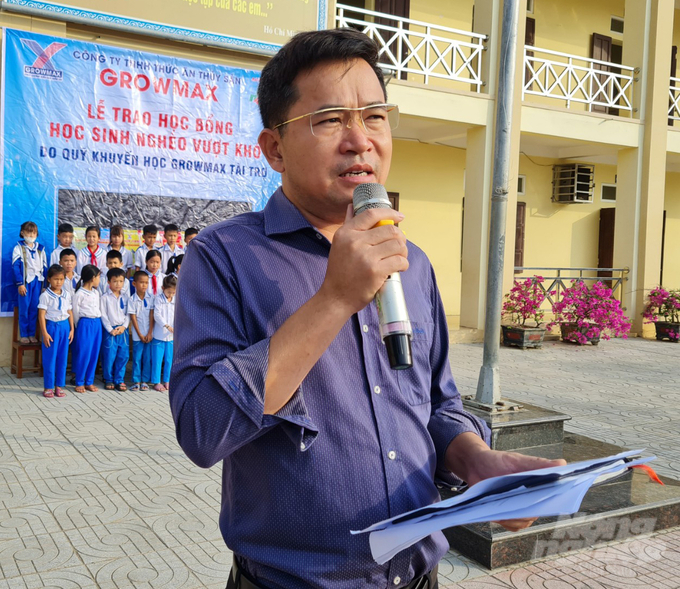 Ông Đặng Văn Thành, Giám đốc Khu vực miền Bắc Công ty GrowMax mong muốn những phần quà sẽ là động lực tinh thần có ý nghĩa để các em vượt khó vươn lên. Ảnh: Việt Khánh.