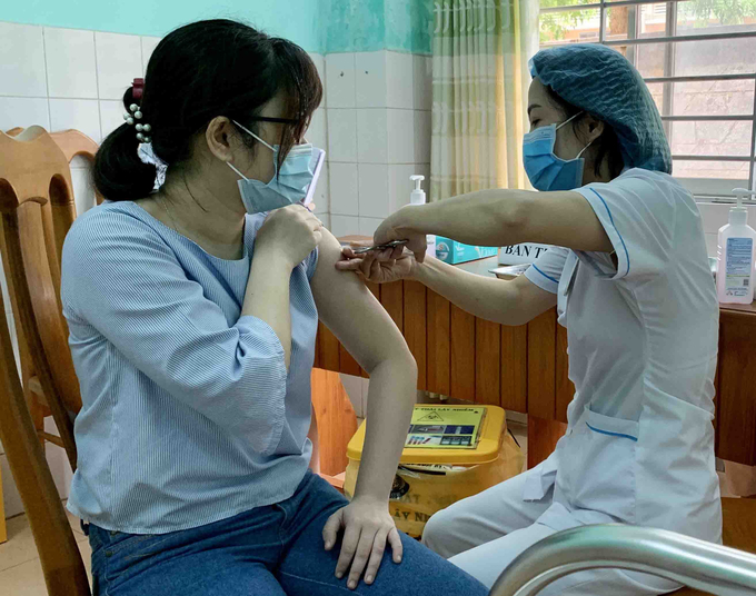 6521tiemcovid-104120_945.jpg Để kiểm soát dịch bệnh hiệu quả, tỉnh Vĩnh Phúc tiếp tục triển khai các biện pháp đẩy nhanh tiến độ tiêm chủng, theo dõi chặt chẽ sự xuất hiện của các biến thể mới; chủ động xây dựng các kịch bản, phương án đáp ứng với mọi tình huống của dịch Covid-19.