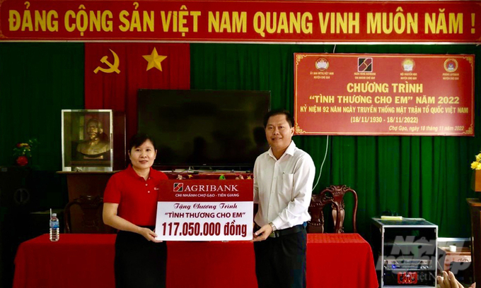 hinh-1-103502_719.jpg Công đoàn cơ sở ngân hàng Agribank Chợ Gạo, tỉnh Tiền Giang trao tặng tượng trưng số tiền hỗ trợ cho Chương trình 'Tình thương cho em'. Ảnh: Quốc Trí.