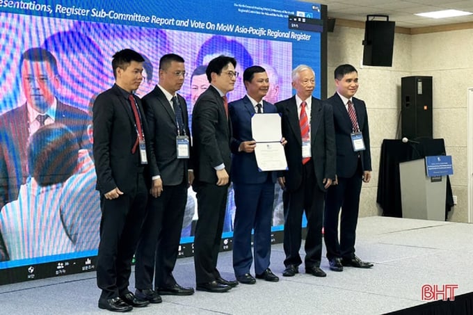 105d6105733t24476l0-151209_817.jpg Đại diện Ủy ban Ký ức thế giới UNESCO khu vực châu Á - Thái Bình Dương trao giấy chứng nhận cho đoàn Hà Tĩnh. Ảnh: BHT.