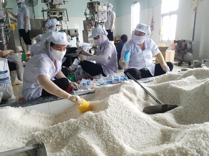 z2415001908441_2a12220cd512bbc52bc53e317731ed70-012216_46.jpg Tỉnh Bạc Liêu có 10 sản phẩm từ muối được công nhận sản phẩm OCOP đạt 3 đến 4 sao. Ảnh: Trọng Linh.
