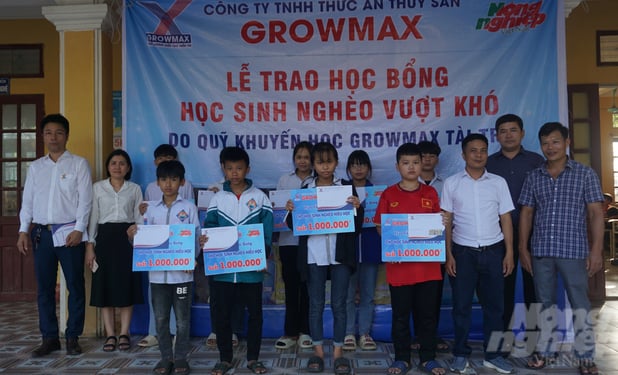 Đoàn công tác chụp ảnh lưu niệm cùng học sinh Trường THCS Hoằng Trường. Ảnh: Quốc Toản.