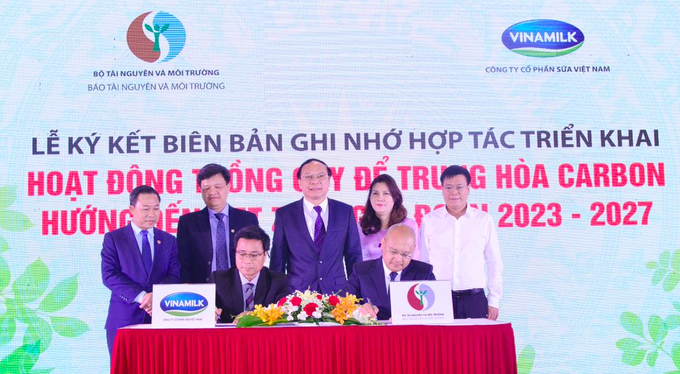 anh-chup-man-hinh-2022-11-28-luc-143412-144638_733.jpeg Đại diện Vinamilk ký biên bản ghi nhớ hợp tác cho dự án trồng cây hướng đến Net Zero.