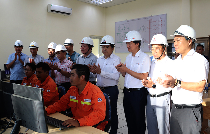 anh1dongdienvanphong27112022-091337_834.jpg Lãnh đạo EVNNPT cùng các đơn vị tham gia dự án chứng kiến thời khắc đóng điện TBA 500kV Vân Phong và đấu nối.