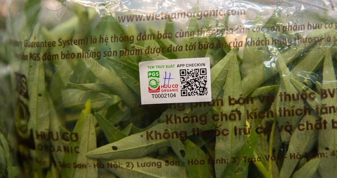 Sản phẩm có gắn tem truy xuất nguồn gốc và chứng nhận PGS hữu cơ.