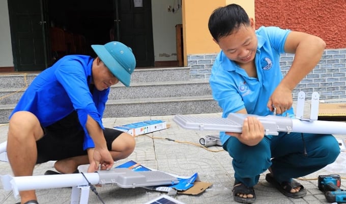 Các đoàn thể tham gia phong trào xã hội hóa công trình đường điện 'thắp sáng làng quê'. Ảnh: BHT.