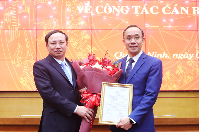 quang-ninh-dieu-dong-bo-nhiem-nhieu-can-bo-so-nganh-dia-phuong-203225_825.jpg Bí thư Tỉnh ủy tặng hoa chúc mừng ông Dương Mạnh Cường. Ảnh: Đỗ Phương