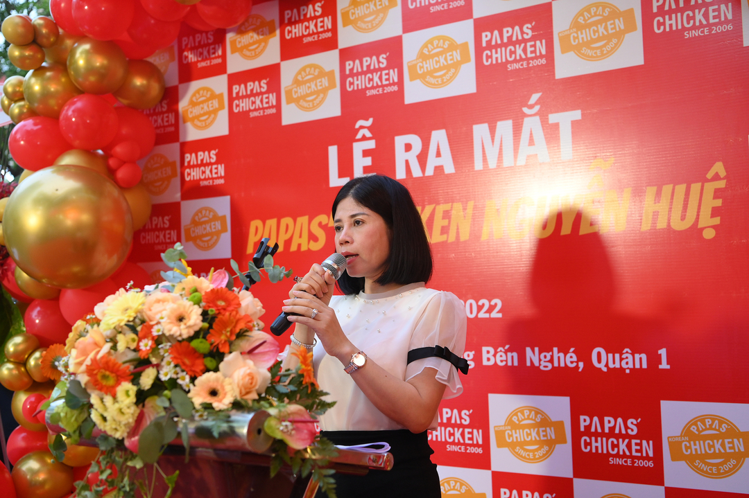 Bà Nguyễn Thị Thanh Mai, Tổng Giám đốc Hệ thống Papas Chicken phát biểu trong lễ ra mắt logo mới tại chi nhánh 45 Nguyễn Huệ, quận 1.